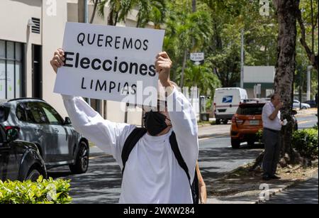 San Juan, USA. April 2024. Ein Demonstrant hält ein Schild mit der Aufschrift „Wir wollen saubere Wahlen“ bei einem Protest, der von der Bürgersiegbewegung (MVC) vor dem Berufungsgericht von Puerto Rico am Montag, dem 1. April 2024, einberufen wurde. Die MVC reichte in einer kürzlich von der Partido Popular Democrático vorgelegten Klage Berufung gegen die Entscheidung eines Richters ein, die dazu führte, dass mehrere MVC-Kandidaten von der Kandidatur bei den bevorstehenden Wahlen ausgeschlossen wurden. (Foto: Carlos Berríos Polanco/SIPA USA) Credit: SIPA USA/Alamy Live News Stockfoto