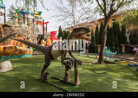 Velociraptor in einem Vergnügungspark in österreich. Stockfoto