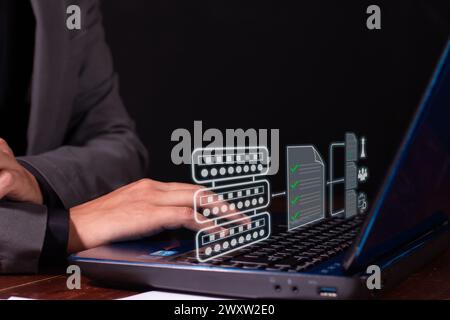 die führungskraft hostet wichtige Dokumente sicher auf einem Server im Netzwerk. Schneller Zugriff Stockfoto