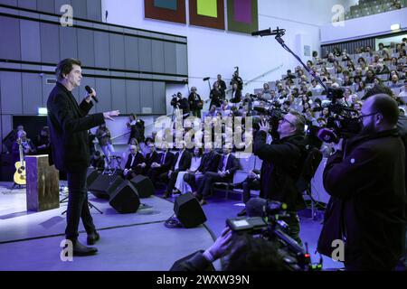 Düsseldorf, Deutschland. April 2024. Der Sänger der Band die Toten Hosen, Campino, spricht bei seinem Gastvortrag an der Universität Düsseldorf. Campino hielt den ersten von zwei Vorträgen seiner Gastprofessur an der Heinrich-Heine-Universität. Quelle: Oliver Berg/dpa/Alamy Live News Stockfoto