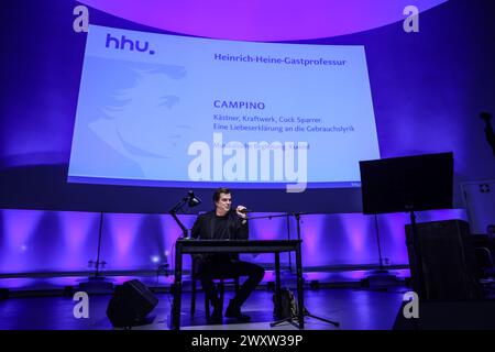 Düsseldorf, Deutschland. April 2024. Der Sänger der Band die Toten Hosen, Campino, spricht bei seinem Gastvortrag an der Universität Düsseldorf. Campino hielt den ersten von zwei Vorträgen seiner Gastprofessur an der Heinrich-Heine-Universität. Quelle: Oliver Berg/dpa/Alamy Live News Stockfoto