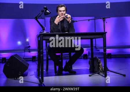 Düsseldorf, Deutschland. April 2024. Der Sänger der Band die Toten Hosen, Campino, spricht bei seinem Gastvortrag an der Universität Düsseldorf. Campino hielt den ersten von zwei Vorträgen seiner Gastprofessur an der Heinrich-Heine-Universität. Quelle: Oliver Berg/dpa/Alamy Live News Stockfoto