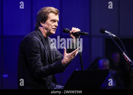 Düsseldorf, Deutschland. April 2024. Der Sänger der Band die Toten Hosen, Campino, spricht bei seinem Gastvortrag an der Universität Düsseldorf. Campino hielt den ersten von zwei Vorträgen seiner Gastprofessur an der Heinrich-Heine-Universität. Quelle: Oliver Berg/dpa/Alamy Live News Stockfoto