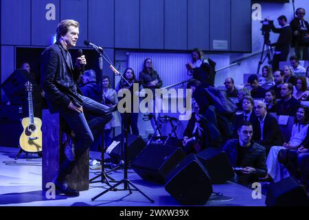 Düsseldorf, Deutschland. April 2024. Der Sänger der Band die Toten Hosen, Campino, spricht bei seinem Gastvortrag an der Universität Düsseldorf. Campino hielt den ersten von zwei Vorträgen seiner Gastprofessur an der Heinrich-Heine-Universität. Quelle: Oliver Berg/dpa/Alamy Live News Stockfoto