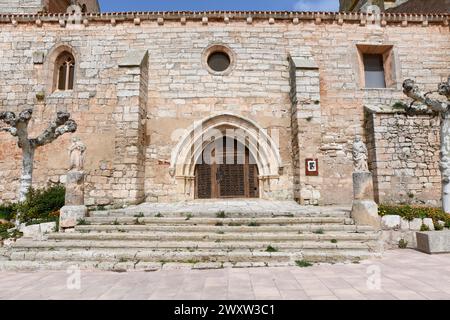 Presencio, Kirche San Andres (Renaissance 16. Jahrhundert). Tür mit romanischen Bügeleisen. Burgos, Castilla y Leon, Spanien. Stockfoto