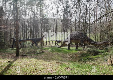 Ein Dinosaurier-Nachbau in einem Wald Stockfoto