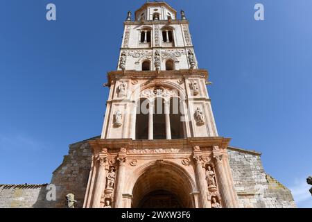 Santa Maria del Campo, Kirche Nuestra Señora de la Asuncion (13.-16. Jahrhundert). Renaissanceportal und Turm. Burgos, Castilla y Leon, Spanien. Stockfoto