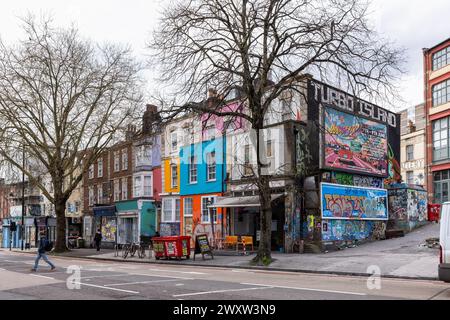 Helle bunte Painthouses Street Scene - zeitgenössische Street Art in Stokes Croft, Bristol, England, Großbritannien Stockfoto