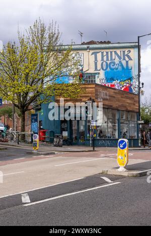 Elementares Kollektiv – denken Sie an das lokale Geschäft, Stokes Croft, City of Bristol, England, Großbritannien Stockfoto