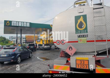 - Unabhängige Tankstelle am südlichen Stadtrand von Mailand (Italien) kann dank des Rückgriffs auf den freien Markt Preise verlangen, die unter denen großer Vertriebsketten liegen - Vertrieb indipendente di carburanti alla periferia sud di Milano; grazie al ricorso al mercato libero pratica prezzi inferiori a quelli delle grandi catene di distribuzione Stockfoto