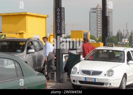 - Unabhängige Tankstelle am südlichen Stadtrand von Mailand (Italien) kann dank des Rückgriffs auf den freien Markt Preise verlangen, die unter denen großer Vertriebsketten liegen - Vertrieb indipendente di carburanti alla periferia sud di Milano; grazie al ricorso al mercato libero pratica prezzi inferiori a quelli delle grandi catene di distribuzione Stockfoto