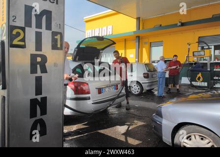 - Unabhängige Tankstelle am südlichen Stadtrand von Mailand (Italien) kann dank des Rückgriffs auf den freien Markt Preise verlangen, die unter denen großer Vertriebsketten liegen - Vertrieb indipendente di carburanti alla periferia sud di Milano; grazie al ricorso al mercato libero pratica prezzi inferiori a quelli delle grandi catene di distribuzione Stockfoto