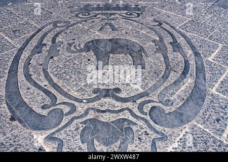 Elefantenlogo auf dem Marmorpflaster am Domplatz vor dem Palazzo degli Elefanti in Catania Sizilien, Italien. Stockfoto