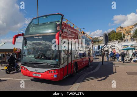 Seaside Service mit offenem Oberdeck an Southend Seafront, Route 68. Southend on Sea, 2024. Stockfoto