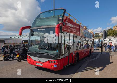 Seaside Service mit offenem Oberdeck an Southend Seafront, Route 68. Southend on Sea, 2024. Stockfoto