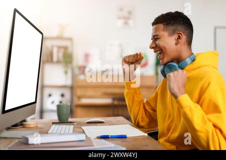 Individuum in einem Hoodie, das mit Lupe analysiert Stockfoto