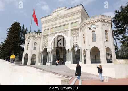 Istanbul Türkei - das Haupteingangstor zur Universität Istanbul mit Besuchern im März 2024 Stockfoto