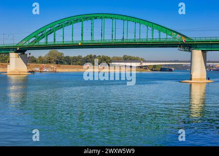 Eisenbahnbrücke über den Fluss Sava, Belgrad, Serbien Stockfoto
