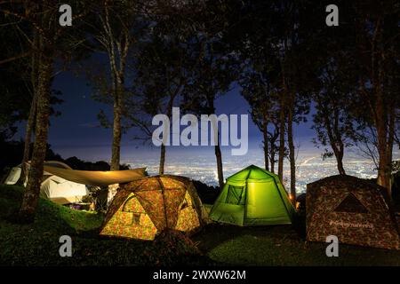 Abend auf dem ruhigen Campingplatz Doi Pui Suthep mit Panoramablick über Chiang Mai, Thailand Stockfoto