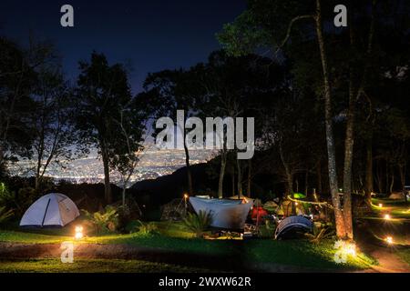 Abend auf dem ruhigen Campingplatz Doi Pui Suthep mit Panoramablick über Chiang Mai, Thailand Stockfoto