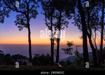 Morgensonnenaufgang auf dem ruhigen Campingplatz Doi Pui Suthep mit Panoramablick über Chiang Mai Stadt, Thailand Stockfoto