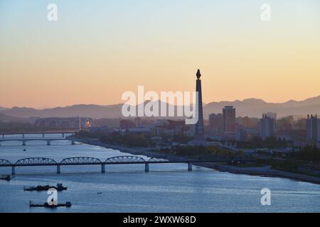 Sonnenaufgang in Pjöngjang, Nordkorea und Taedong River im Morgennebel. Blick auf die moderne Wohnanlage, Taedong Brücke, Mai Day Stadium und Ju Stockfoto