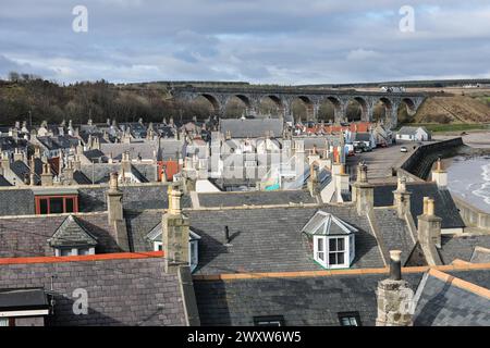 Der Blick über die Dächer im Küstendorf Cullen im Frühling, Moray, Schottland, Großbritannien Stockfoto