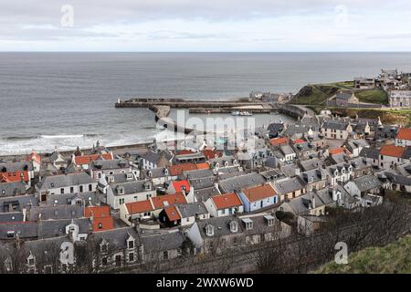 Der Blick über die Dächer im Küstendorf Cullen im Frühling, Moray, Schottland, Großbritannien Stockfoto