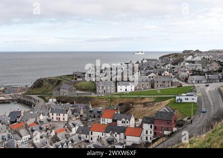 Der Blick über die Dächer im Küstendorf Cullen im Frühling, Moray, Schottland, Großbritannien Stockfoto