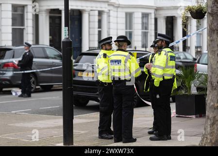 Comeragh Road, West Kensington, London, Großbritannien. April 2024. Polizei und forensische Teams sind am Tatort einer tödlichen Schießerei in der Comeragh Road. Ein 21-jähriger Mann wurde am Montagabend erschossen Stockfoto