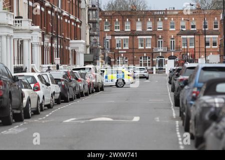 Comeragh Road, West Kensington, London, Großbritannien. April 2024. Polizei und forensische Teams sind am Tatort einer tödlichen Schießerei in der Comeragh Road. Ein 21-jähriger Mann wurde am Montagabend erschossen Stockfoto