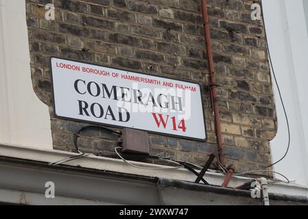 Comeragh Road, West Kensington, London, Großbritannien. April 2024. Polizei und forensische Teams sind am Tatort einer tödlichen Schießerei in der Comeragh Road. Ein 21-jähriger Mann wurde am Montagabend erschossen Stockfoto