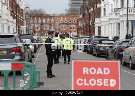 Comeragh Road, West Kensington, London, Großbritannien. April 2024. Polizei und forensische Teams sind am Tatort einer tödlichen Schießerei in der Comeragh Road. Ein 21-jähriger Mann wurde am Montagabend erschossen Stockfoto