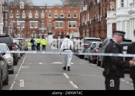 Comeragh Road, West Kensington, London, Großbritannien. April 2024. Polizei und forensische Teams sind am Tatort einer tödlichen Schießerei in der Comeragh Road. Ein 21-jähriger Mann wurde am Montagabend erschossen Stockfoto