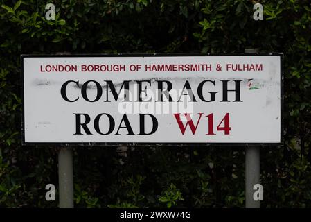 Comeragh Road, West Kensington, London, Großbritannien. April 2024. Polizei und forensische Teams sind am Tatort einer tödlichen Schießerei in der Comeragh Road. Ein 21-jähriger Mann wurde am Montagabend erschossen Stockfoto