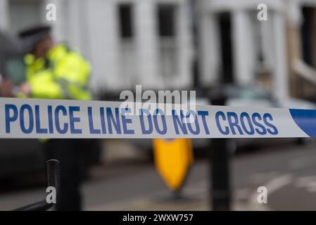 Comeragh Road, West Kensington, London, Großbritannien. April 2024. Polizei und forensische Teams sind am Tatort einer tödlichen Schießerei in der Comeragh Road. Ein 21-jähriger Mann wurde am Montagabend erschossen Stockfoto