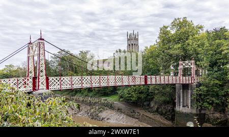 Die kürzlich renovierte Gaol Ferry Bridge, eine Hängebrücke, die 1935 eröffnet wurde, Kirche St. Pauls im Hintergrund. Sie kreuzt den neuen Schnitt von t Stockfoto