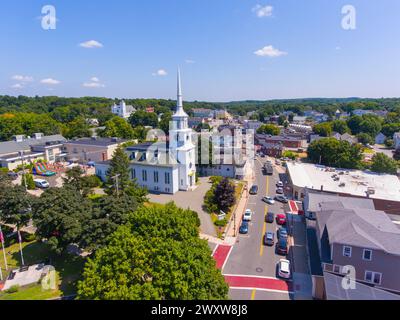 Unitarian Church Marlborough und Town Hall von der Main Street im Stadtzentrum von Hudson, Massachusetts MA, USA. Stockfoto