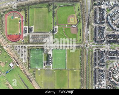 Amateursportplatz, Top-Down-Luftbilder, Umrisse verschiedener Arten von Sportplätzen. Übersicht über komplexe Einrichtungen. Stockfoto