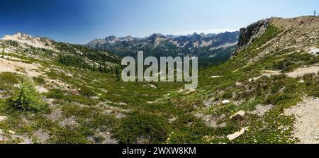 Pacific Crest Trail. In der Ferne ist ein Gebirgszug zu sehen, dazwischen ein Tal. Das Tal ist voller üppiger grüner Gras und Bäume, Crea Stockfoto