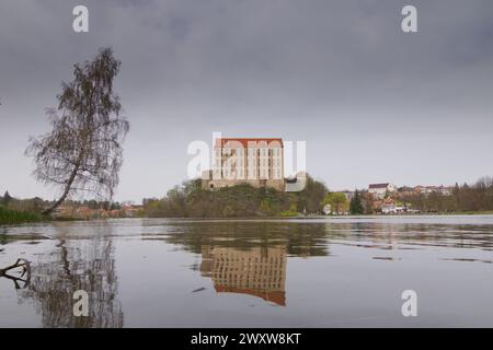 Historisches Schloss Plumlov aus dem 17. Jahrhundert und Reflexion auf der Oberfläche des Teiches im Bezirk Prostejov in Tschechien. Rauchluftverschmutzung Himmel. Stockfoto