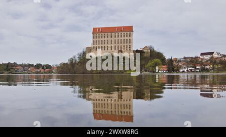 Historisches Schloss Plumlov aus dem 17. Jahrhundert und Reflexion auf der Oberfläche des Teiches im Bezirk Prostejov in Tschechien. Rauchluftverschmutzung Himmel. Stockfoto