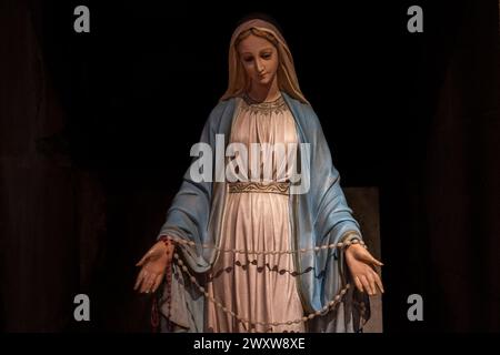 Tuscany, Italien, am 29. März 2024. Die jährliche Karfreitagsparade findet am 29. März in Castiglion Fiorentino, Toskana, Italien, statt. 2024. die Parade entfaltet sich und verkörpert eine zeitlose Tradition. Kapuzenbüßlinge aus drei Bruderschaften tragen Kreuze und Statuen durch die Straßen und symbolisieren die Vorgeschichte zu Ostern. Geführt vom Priester der Stiftskirche und begleitet von trauernden Melodien, fördert die Prozession die Ehrfurcht der Gemeinschaft. Die Bruderschaft von San Antonio ist weiß, die Bruderschaft des Todes trägt schwarz und die Bruderschaft Jesu ziert blau und ist eine Hommage an Tradi Stockfoto