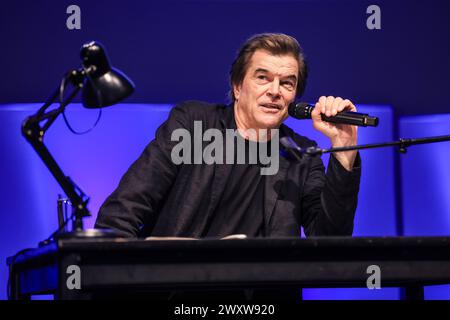 Düsseldorf, Deutschland. April 2024. Der Sänger der Band die Toten Hosen, Campino, spricht bei seinem Gastvortrag an der Universität Düsseldorf. Campino hielt den ersten von zwei Vorträgen seiner Gastprofessur an der Heinrich-Heine-Universität. Quelle: Oliver Berg/dpa/Alamy Live News Stockfoto