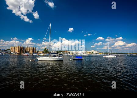 Blick auf die Sheepshead Bay Marina vom Manhattan Beach, Brooklyn, NY, USA Stockfoto