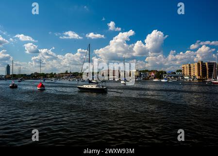 Blick auf die Sheepshead Bay Marina vom Manhattan Beach, Brooklyn, NY, USA Stockfoto