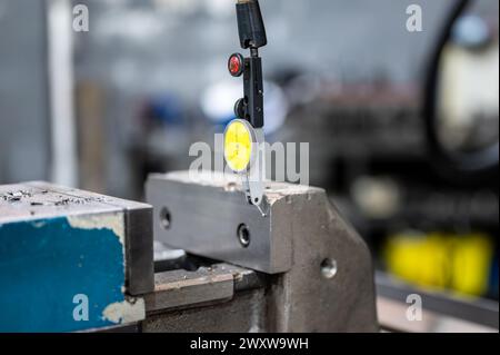 Arbeitskoordinatenmessgerät-Sonde CMM bei Fräsarbeiten. Qualitätskontrolle der Sensoren nach der Bearbeitung von CNC-Industriemetallen. Hochwertige Fotos Stockfoto