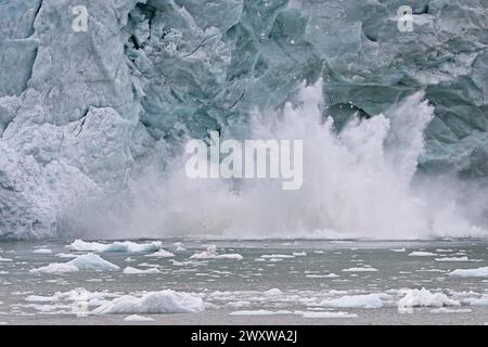 Das Gesicht des Pia-Gletschers kalbt und fällt in die Bucht von Pia. Der Gletscher fließt aus den Darwin Mountains und schmilzt aufgrund des Klimawandels schnell. Stockfoto