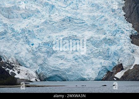 Der Pia-Gletscher (Osten) fließt aus den Darwin Mountains ins Meer. Der Gletscher schmilzt aufgrund des Klimawandels schnell. Stockfoto