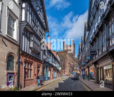 Blick auf die St Wergurch Street in Richtung Chester Cathedral, Chester, Cheshire, England, Großbritannien Stockfoto